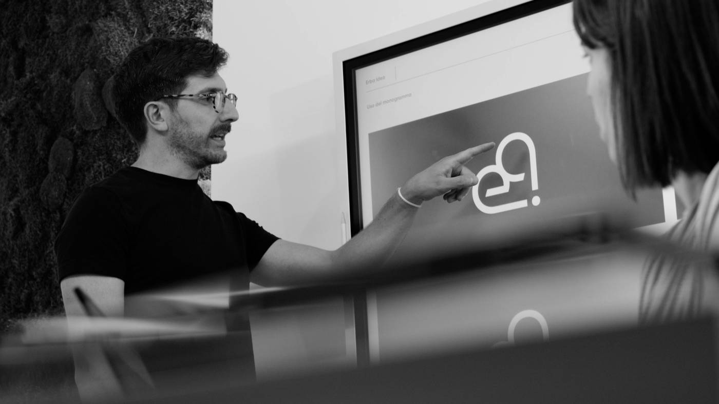 new-visibility-agenzia-comunicazione-marketing-digitale-cantu-provincia-como-identita-visiva-e-logo