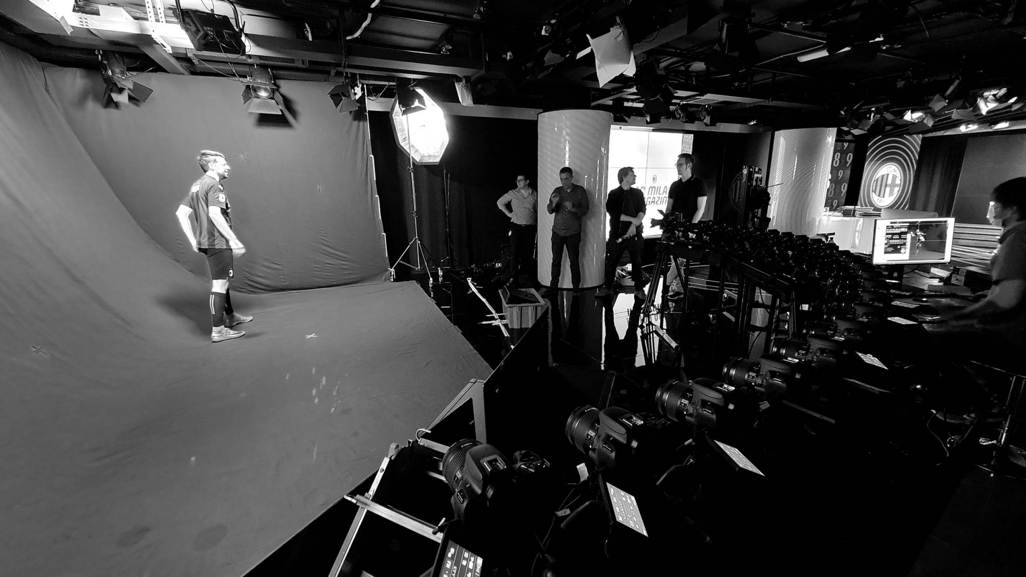 new-visibility-agenzia-comunicazione-marketing-digitale-cantu-provincia-como-orbital-shot-multi-camera-09
